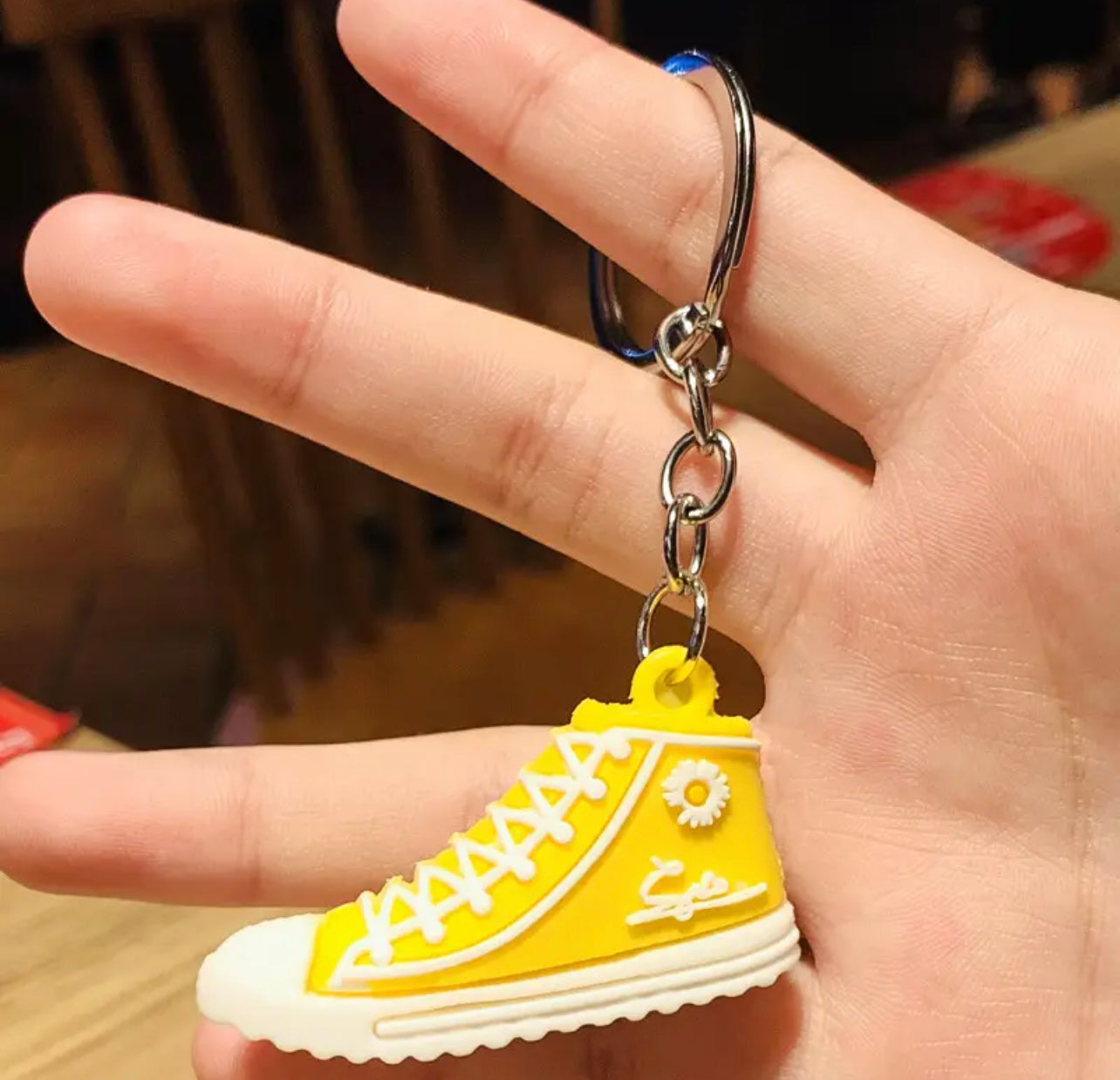 נעלי בובה סניקרס - מחזיק מפתחות iphone case FantasyCaseIL