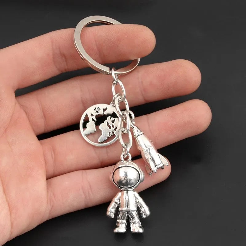 Astronaut key chain - מחזיק מפתחות אסטרונאוט מגניב במיוחד iphone case FantasyCaseIL