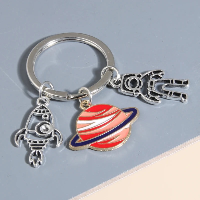 Astronaut key chain - מחזיק מפתחות אסטרונאוט מגניב במיוחד iphone case FantasyCaseIL