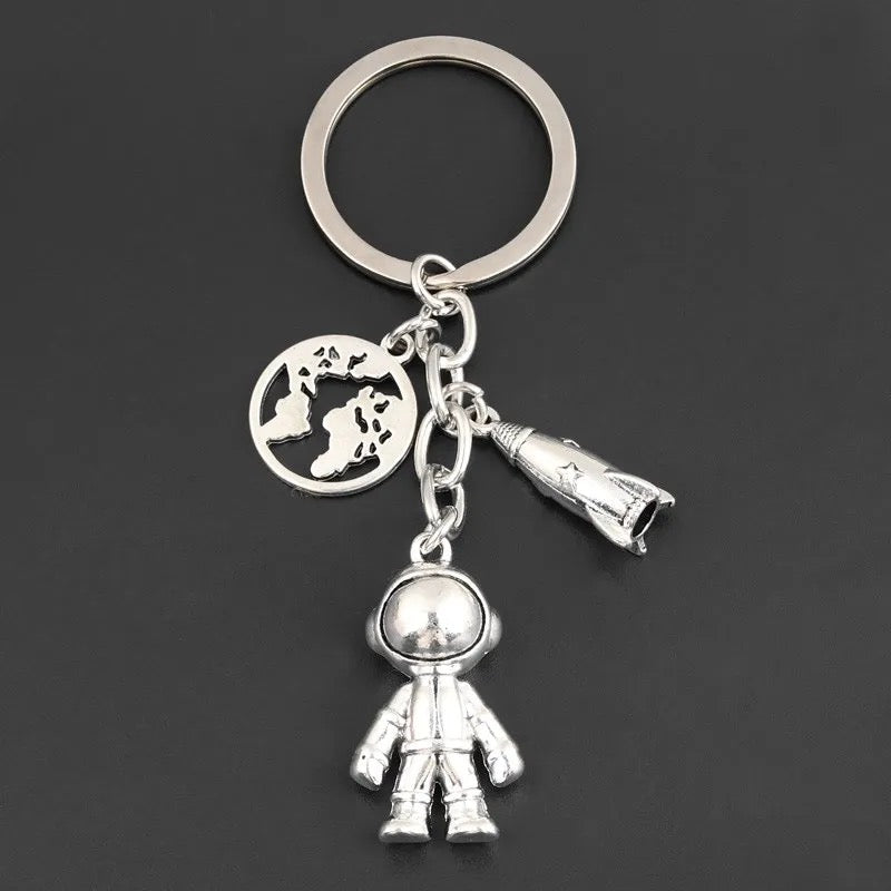 Astronaut key chain - מחזיק מפתחות אסטרונאוט מגניב במיוחד iphone case FantasyCaseIL